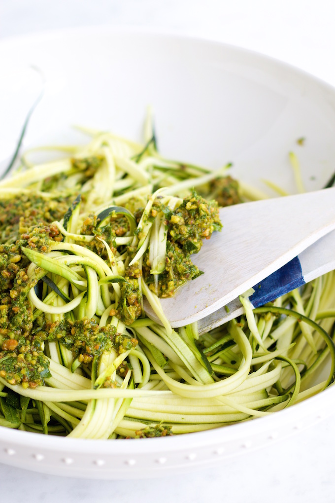 Zucchini noodles con pesto de pistache