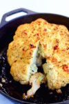 Coliflor rostizada con pasta de chiles y miel de maple.
