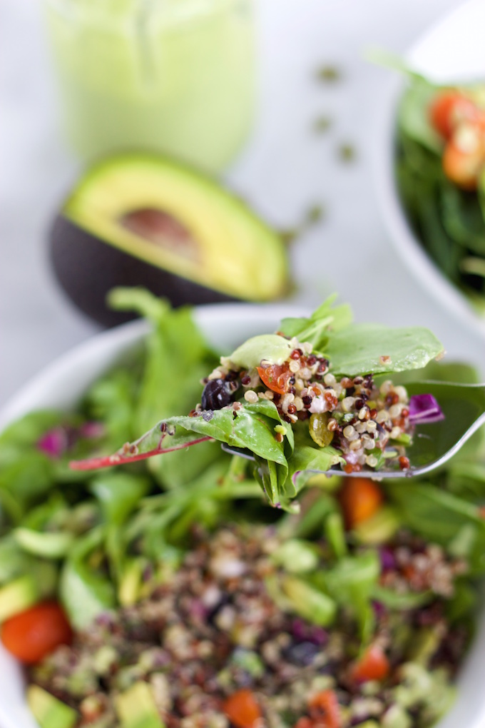 Ensalada con frijol y quinoa y aderezo de cilantro y menta