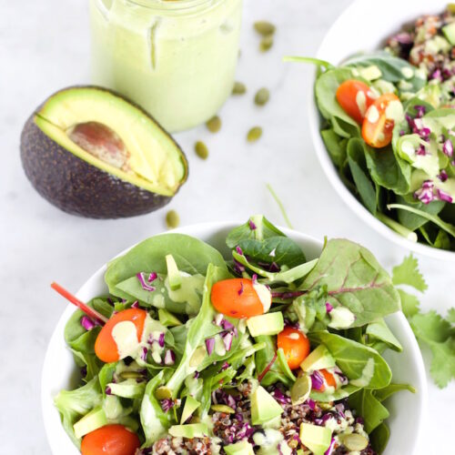 Ensalada con frijol y quinoa y aderezo de cilantro y menta