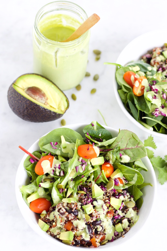 Ensalada con frijol y quinoa y aderezo de cilantro y menta