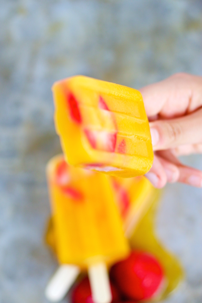Paletas heladas mexicanas de mango y fresa