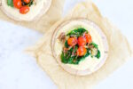 Pita con hummus y tomates cherry