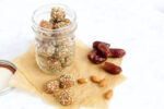 Dulces de almendras y dátiles con sal de mar y canela.