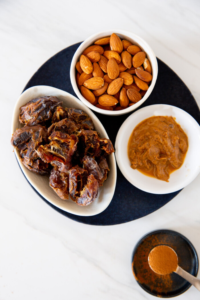 Plato con dátiles, crema de almendra, canela y almendras.