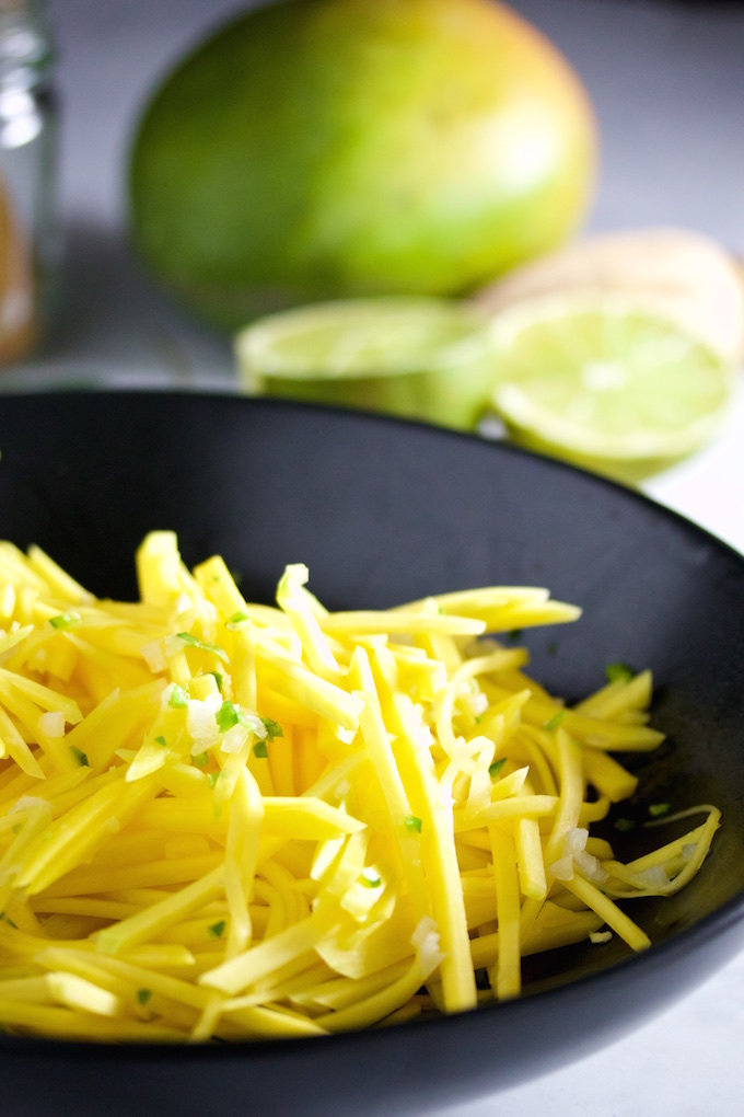 Ensalada de mango verde con jugo de limón y chile serrano.