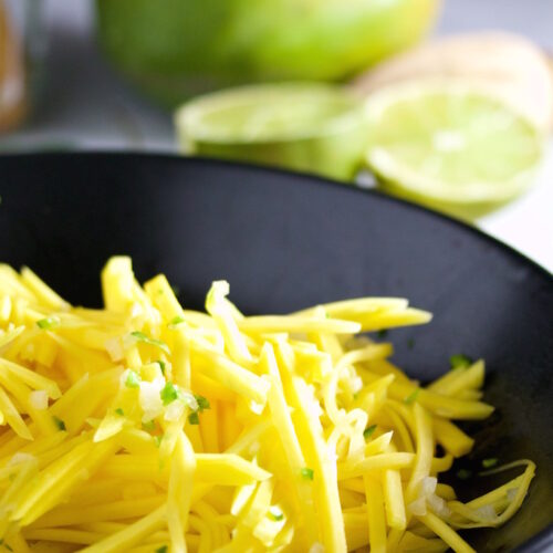 Ensalada de mango verde con jugo de limón y chile serrano.