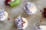 Fruta congelada con chocolate. Chocolate covered frozen fruit bites