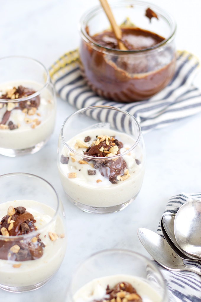 Nieve de plátano con crema de cacahuate y chocolate oscuro