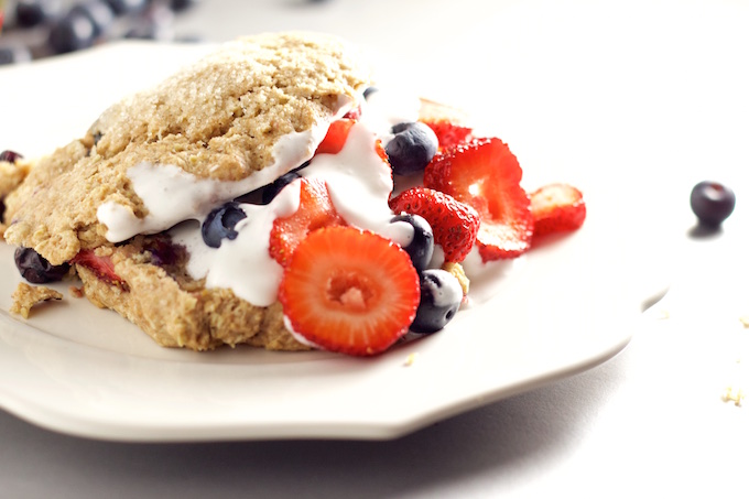 Scones de berries como postre o desayuno.
