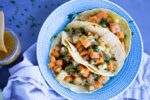 Taco de papa y camote con salsa de tomatillo y chipotle.