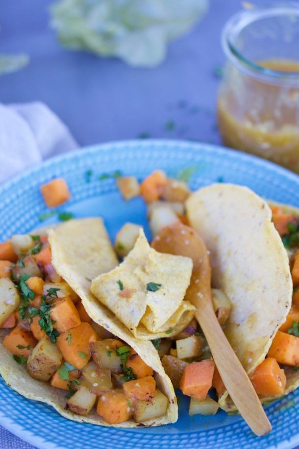 Tacos de papa y camote con salsa verde