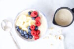 Bowl dulce para desayunar, un desayuno de campeones fácil y rápido.Avena con crema de cashews