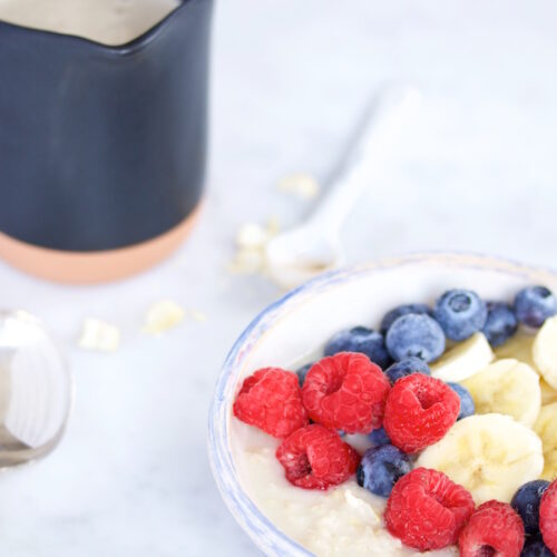 Bowl dulce para desayunar, un desayuno de campeones fácil y rápido.Avena con crema de cashews