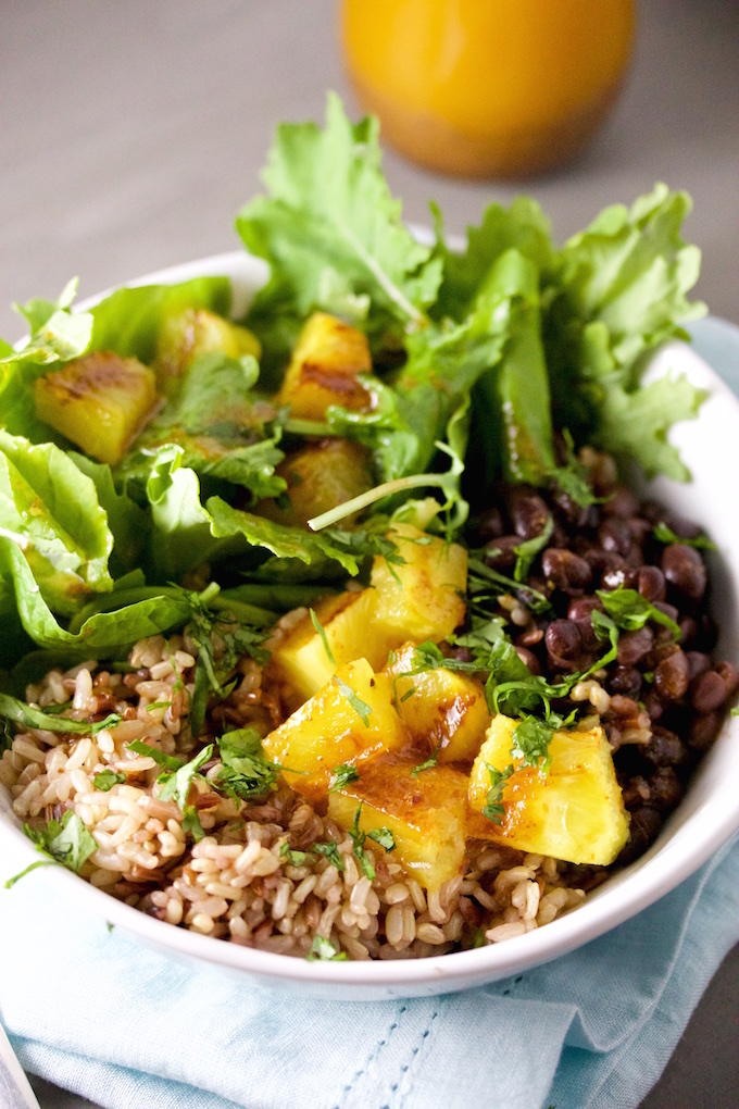 Bowl de frijol negro y arroz con piña y aderezo de chile ancho