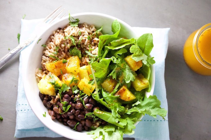 Bowl de frijol negro y arroz con piña y aderezo de chile ancho