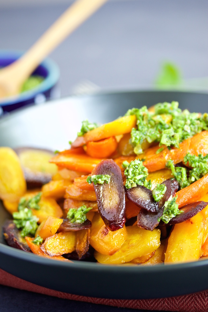 Zanahorias rostizadas con salsa verde
