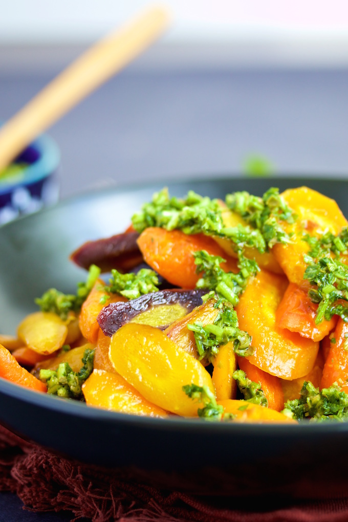 Zanahorias rostizadas con salsa verde