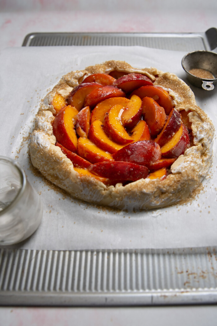 tarta rustica con cruda con azucar y crema en las orillas