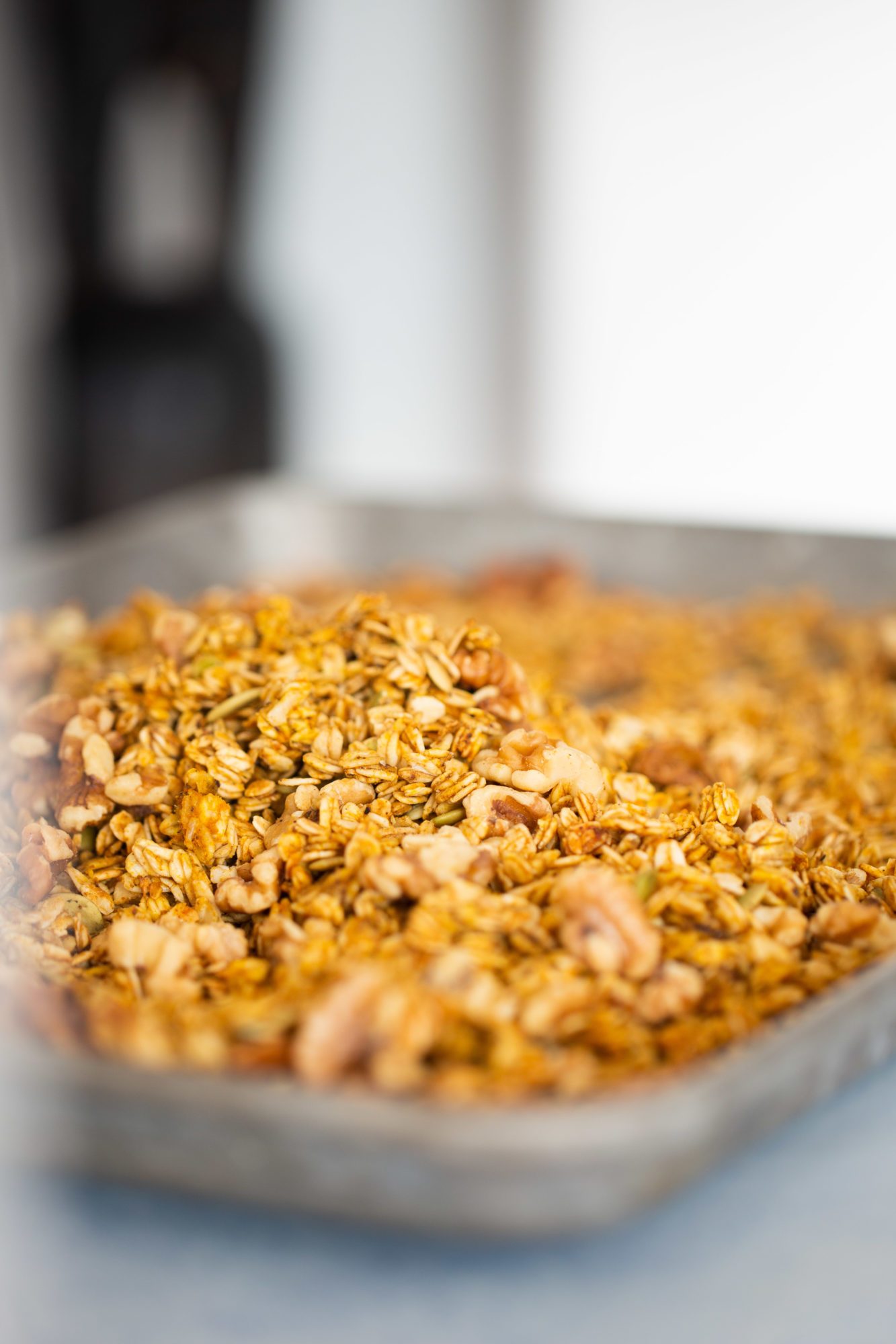 granola en la charola recien salida del horno