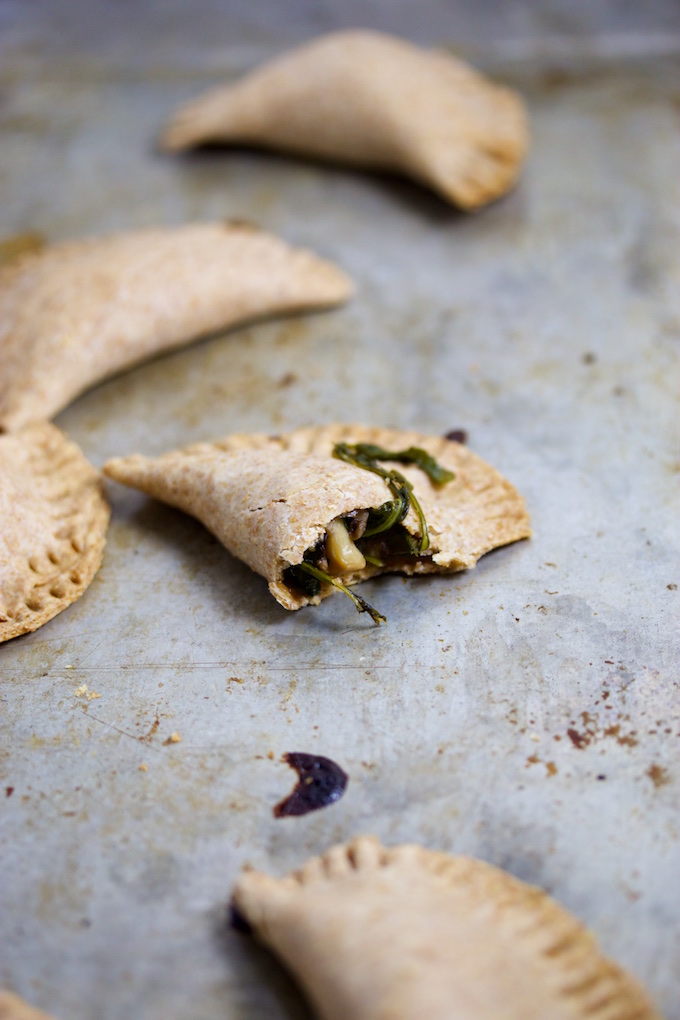 Empanadas de champiñón y hojas verdes