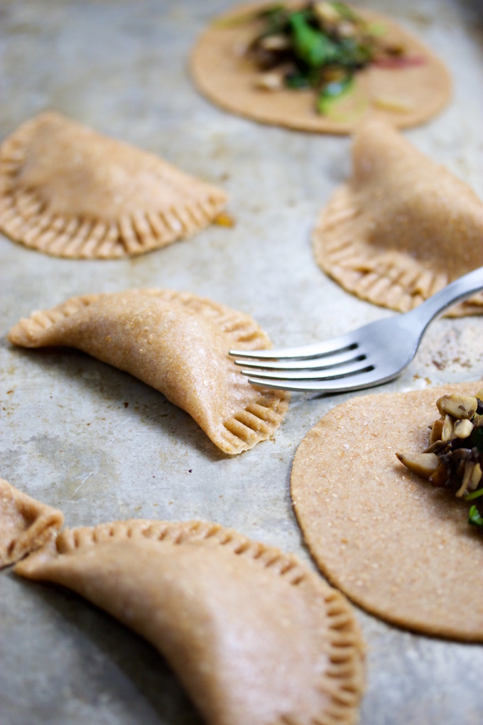Empanadas de champiñón y hojas verdes