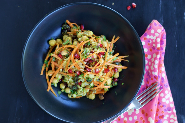 Ensalada de garbanzo y farro y aderezo de curry.p&V