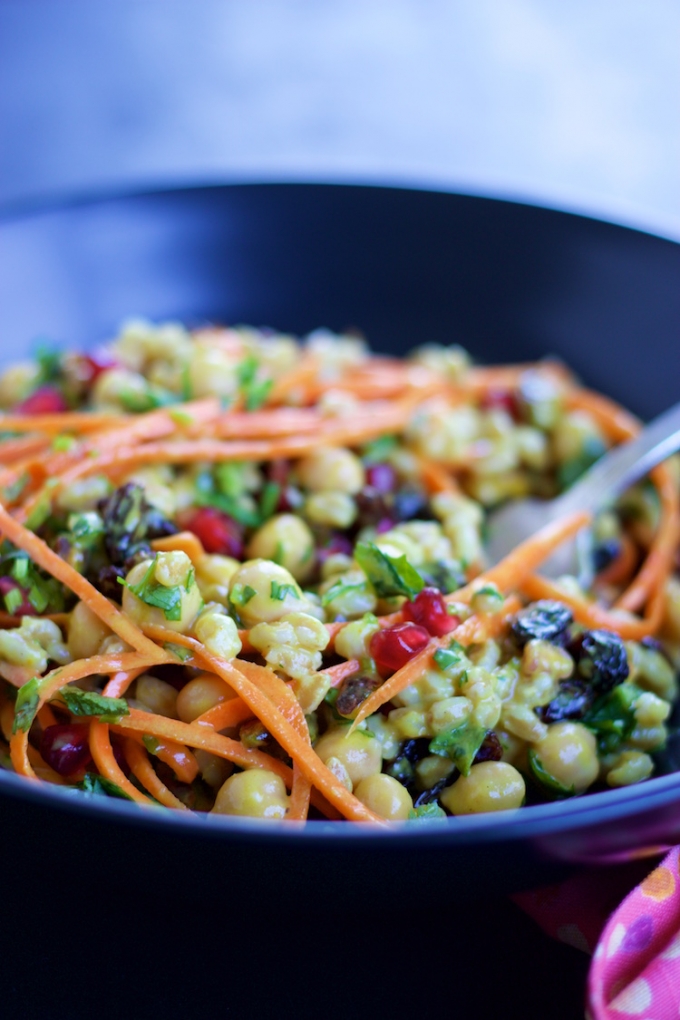 Ensalada de garbanzo y farro con curry