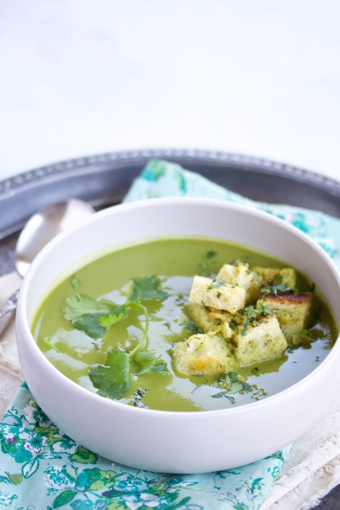 Sopa de brocoli, espinaca y cilantro con crutones, una receta deliciosa