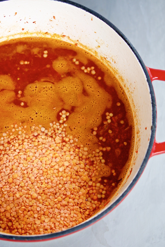 Sopa de lentejas rojas con zanahoria y tomate.p&V