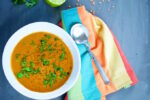 Sopa de lentejas rojas con zanahoria y tomate.p&V