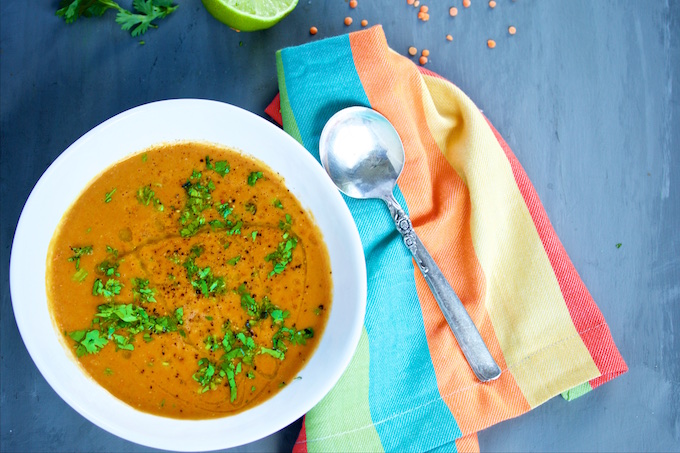 Sopa de lentejas rojas con zanahoria y tomate.p&V