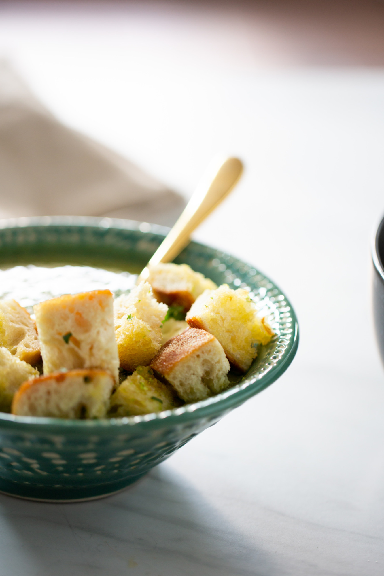 Sopa de brocoli con crutones