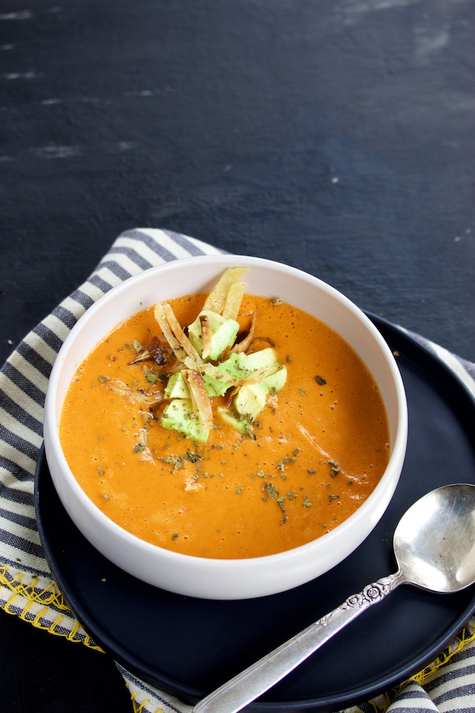 Esta crema de tomate con chipotle es justo lo que necesitas para invierno y días fríos. Es super fácil de hacer, rápida, vegana y deliciosa.