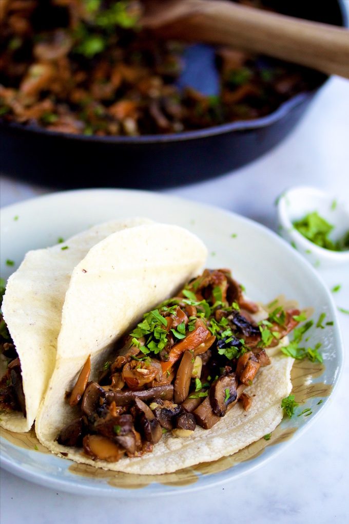 Tacos de champiñones con ajo y jalapeño,P&V