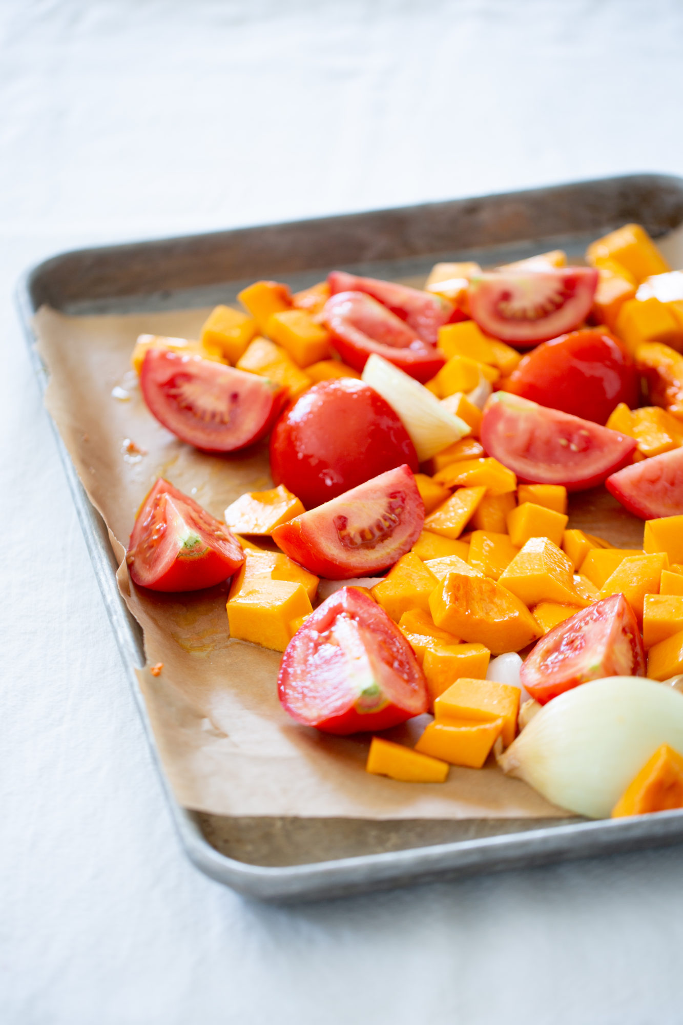 tomates, butternut squash, y cebolla antes de cocer