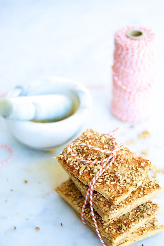 galletas saladas hechas en casa apiladas una arriba de otra