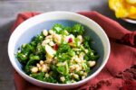 Ensalada de kale y farro con vinagreta de naranja