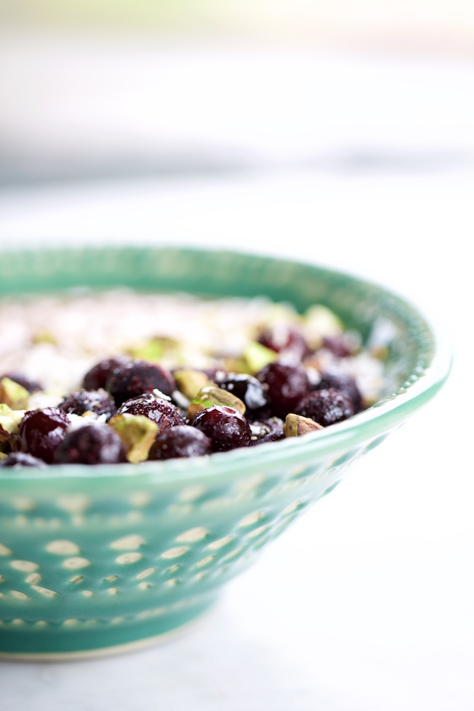 acai smoothie en un bowlcon moras azules y pistaches