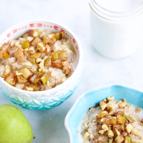 Avena y amaranto con peras caramelizadas para un desayuna perfecto y delicioso.P&V