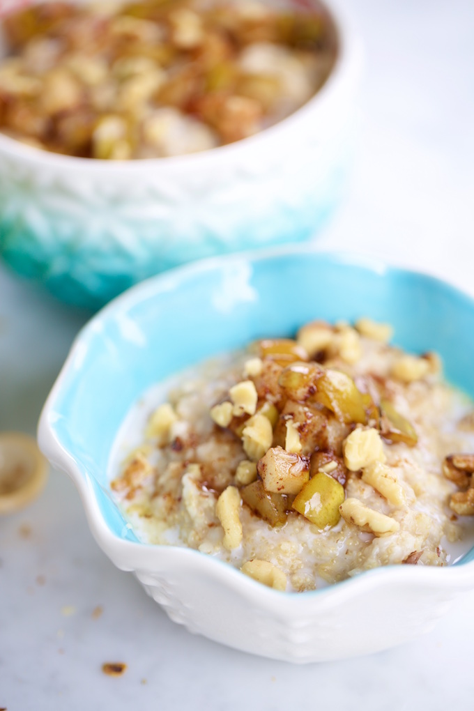 Avena y amaranto con peras caramelizadas para un desayuna perfecto y delicioso.P&V