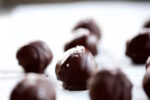 Moon balls, dulces de coco y chocolate obscuro.P&V