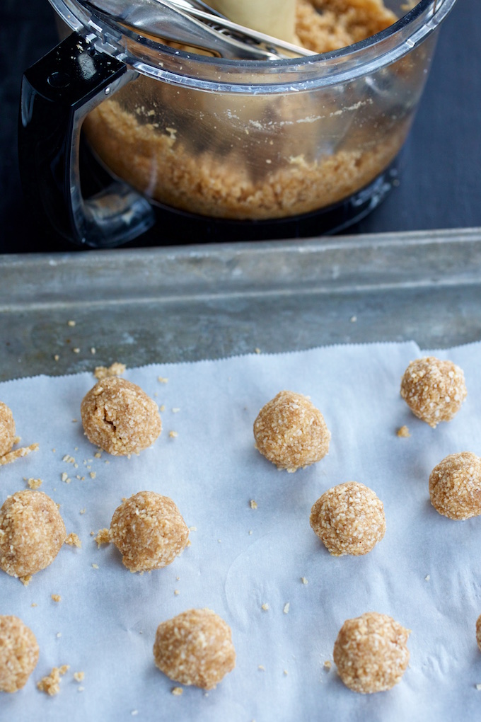 Dulces veganos de coco y crema de almendra antes de ser cubiertos en chocolate