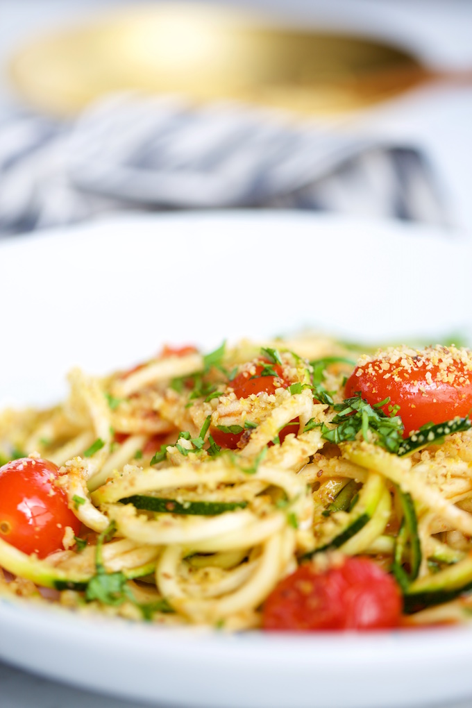 Noodles de calabacita con tomate.