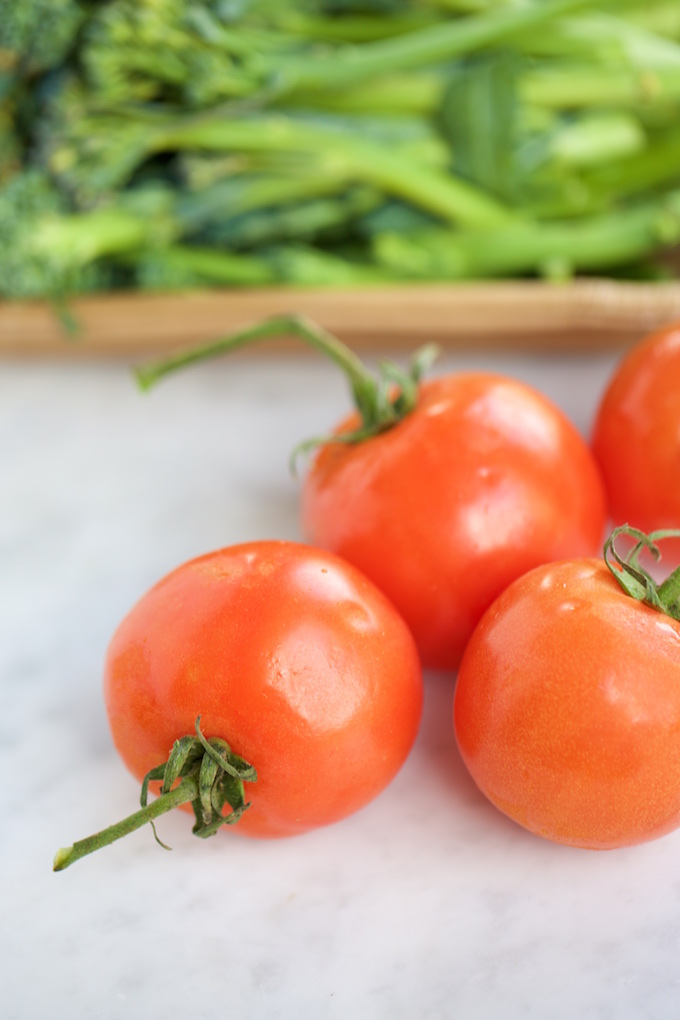 Pasta sencilla con brocollini y tomate