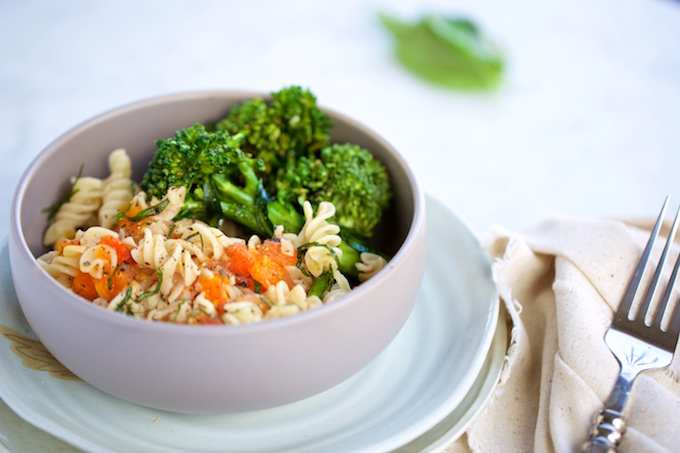 Super fácil y rica de preparar Pasta sencilla de broccolini y tomate.