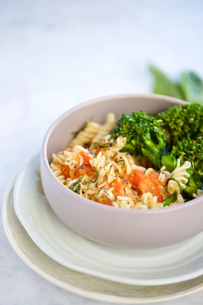 Pasta sencilla con borccolini y tomate