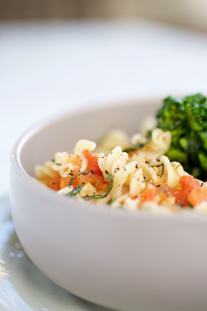 Pasta sencilla con broccolini y tomate