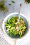Receta de sopa mexicana con caldo verde y garbanzos, fácil, rápida y super rica.