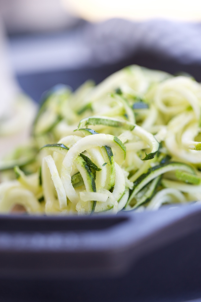Noodles de zucchini con salsa de pimiento.P&V